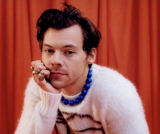 Кардиган под жакет – отличная идея для осеннего образа от Гарри Стайлса