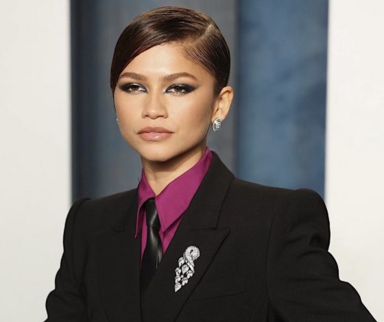 Как нескучно носить пиджак с рубашкой? Учимся одному легкому движению руки у Зендаи