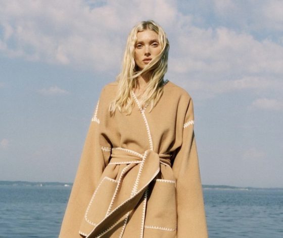 Не надо стесняться: супермодель Эльза Хоск напоминает, что тренч на голое тело будет актуален примерно всегда