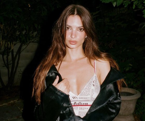 (Не) читайте советских газет: Эмили Ратаковски примерила одно из самых известных платьев в истории моды