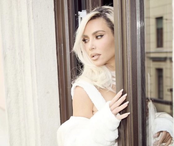 Приятно познакомиться: Ким Кардашьян показывает сатиновую пижаму, которая обеспечит состоянием тепла и уюта