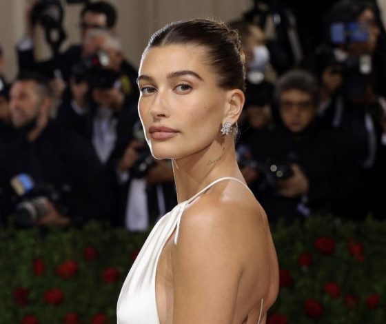 Это смех и радость: Хейли Бибер показала платье в одном из самых успокаивающих цветов