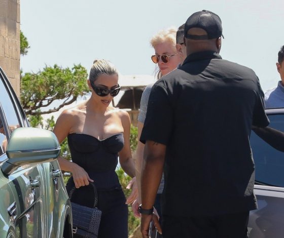 Ничего лишнего: Ким Кардашьян в корсетном топе