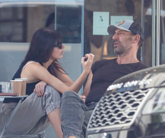 Как Камила Морроне переживает расставание: модель замечена в компании мужчины