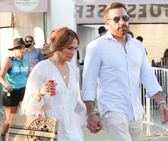 Дженнифер Лопес вновь примерила платье, напоминающее свадебный наряд