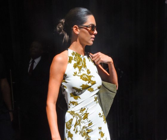 Майка-алкоголичка поверх футболки? Кендалл Дженнер доказывает, что это стильно