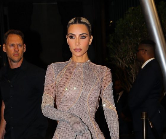 Сиять разрешается: Ким Кардашьян в сетчатом платье с пайетками