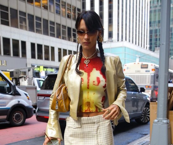 Аксессуары и прическа: Белла Хадид соединяет в одном образе главные тренды этого года