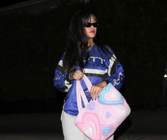 Сочетать несочетаемое: Рианна добавляет «детскую» сумку к дерзкому аутфиту