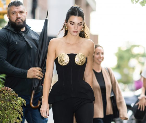 Заколдованный круг: Кендалл Дженнер появилась в наряде с эффектом оптической иллюзии