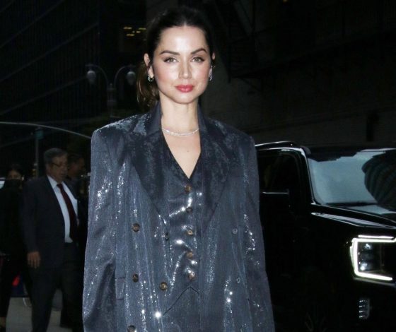 И в пир, и в мир: Ана де Армас в костюме, который подойдет на все случаи жизни