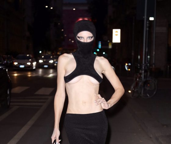 Опасные связи: Джулия Фокс вышла в топе-балаклаве и юбке с необычным вырезом