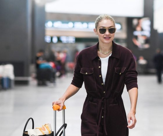 Джиджи Хадид доказывает, что этой осенью нам нужен бордовый комбинезон