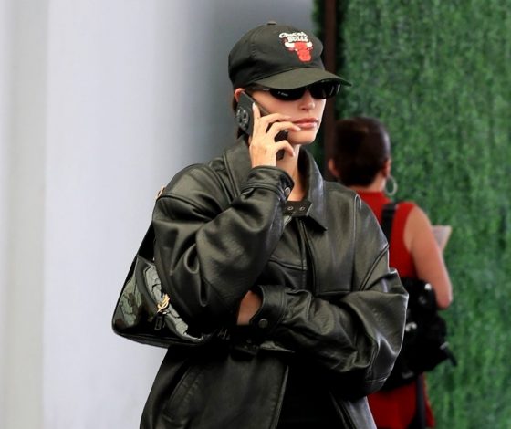 Мегаоверсайз: Хейли Бибер в теплом образе, который можно с легкостью повторить