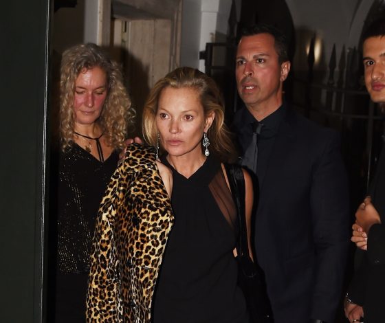 48-летняя Кейт Мосс в мини восхитила поклонников своей фигурой