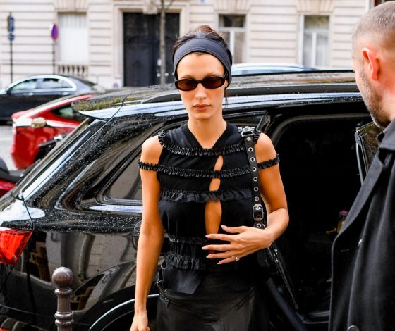 Тринити отдыхает: Белла Хадид доказывает, что кожаная юбка макси —  однозначный тренд осеннего сезона