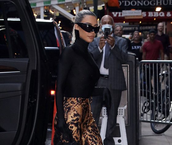 Однажды в джунглях: Ким Кардашьян примерила «дикие» сапоги-леггинсы