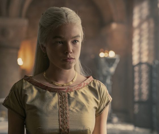 Видео пьяной звезды сериала «Дом дракона» Милли Олкок на «Золотом глобусе» завирусилось в Сети