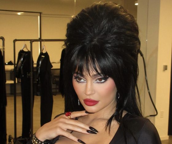 Кайли Дженнер отметила Хэллоуин в образе сексуальной повелительницы тьмы Эльвиры