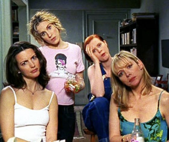 Блогер из TikTok показала платье, которое полностью меняет цвет при попадании на солнце