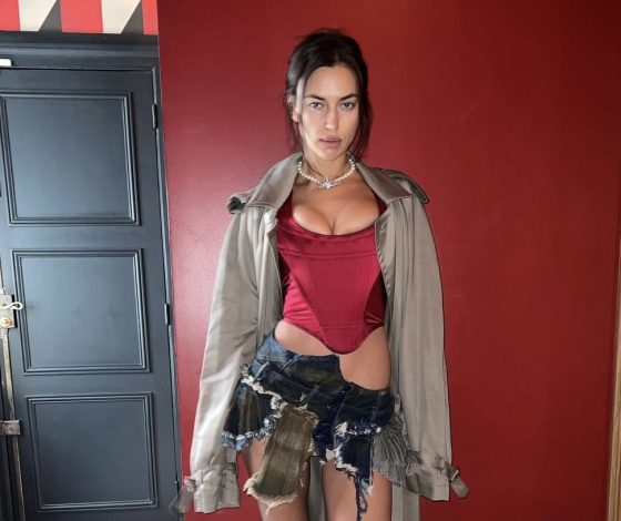 Самый сексуальный образ Ирины Шейк: модель снялась в корсете и ультракороткой юбке