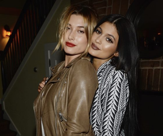 Гринч, это ты? Хейли Бибер и Кайли Дженнер перекрасились в зеленый