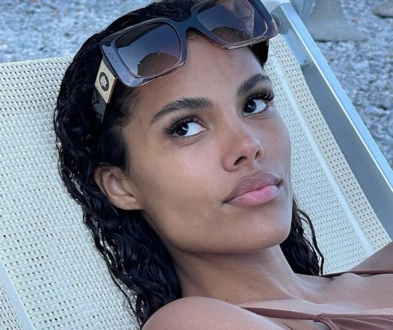 Тина Кунаки примерила купальник, который идеально подчеркивает загар