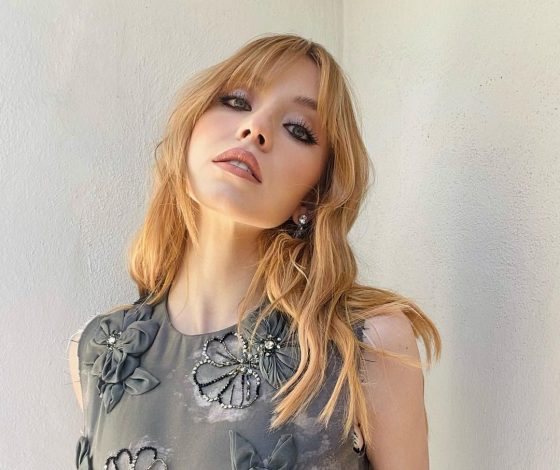 Сидни Суини отправилась на свидание в идеальном брючном костюме с укороченным жакетом