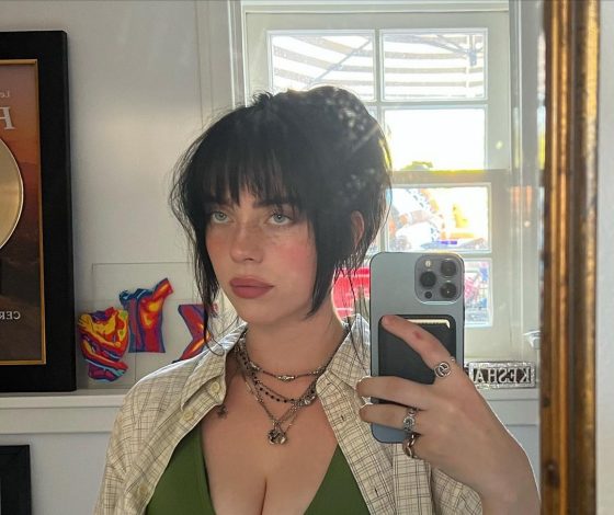 Билли Айлиш отправилась на тренировку в «голой» футболке и ультракоротких шортах