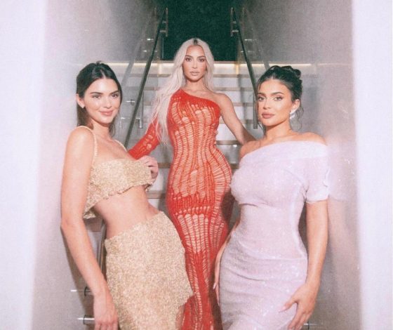 Как сестры Кардашьян-Дженнер выглядели бы без пластических операций? Показала нейросеть