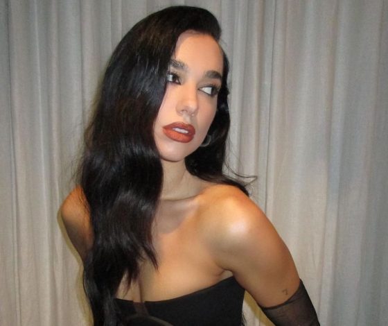 Эффектно: Дуа Липа снялась в необычном бикини с бабочками