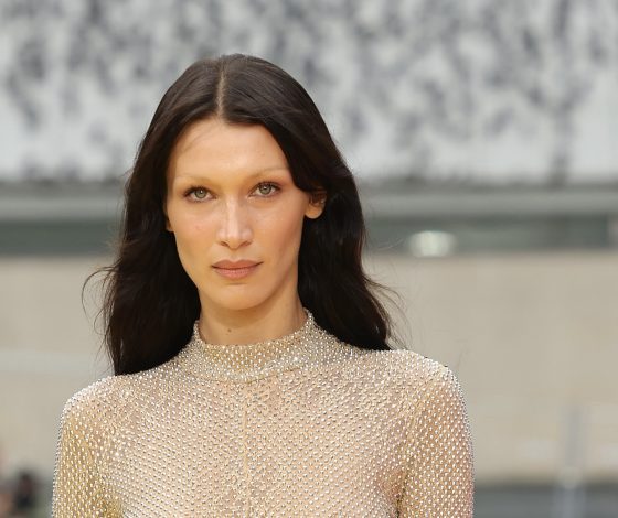 Белла Хадид в прозрачном комбинезоне, инкрустированном сверкающими камнями на показе Stella McCartney