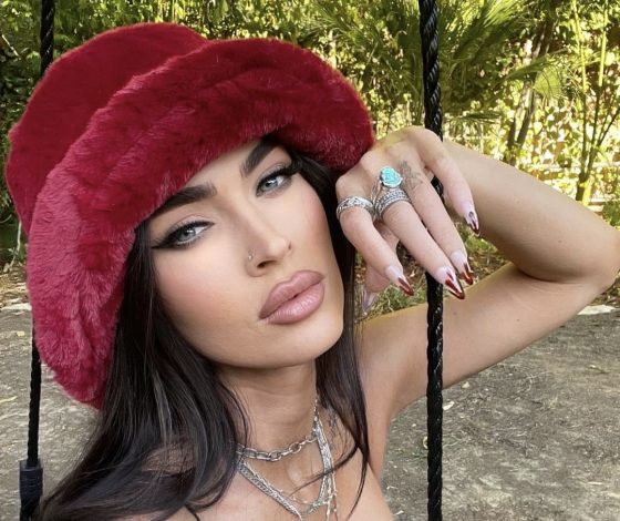 Провокация: Меган Фокс надела боди с глубоким декольте и вырезами