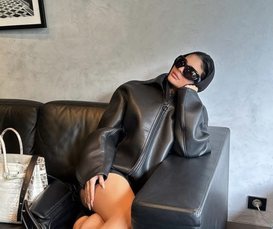 Кожаный бомбер и мини-юбка: идея осеннего образа от Кайли Дженнер