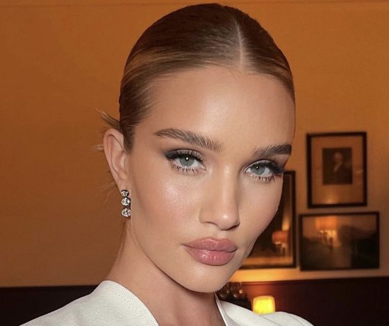 Роузи Хантингтон-Уайтли в платье, которое подчеркивает достоинства фигуры