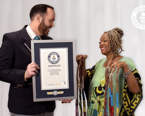 Как выглядит и живет женщина с самыми длинными ногтями в мире?