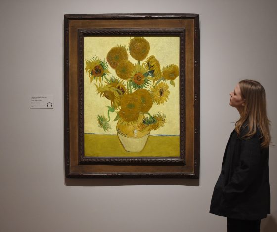 Картина Ван Гога «Подсолнухи» повреждена