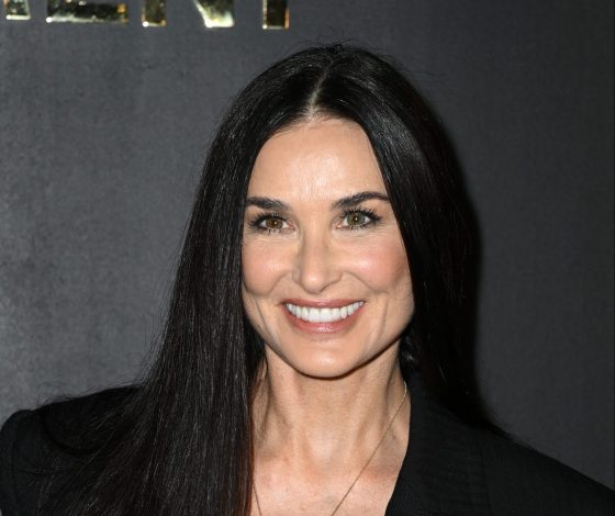 «Как ты можешь оставаться такой горячей?»: свежие фото 61-летней Деми Мур