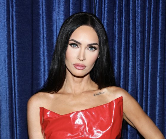 Меган Фокс демонстрирует отличную альтернативу total black образу (и нет, это не бежевый)