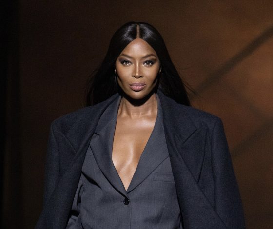 Наоми Кэмпбелл сочетает строгий костюм с баскетбольными кроссовками (и мы точно последуем ее примеру)