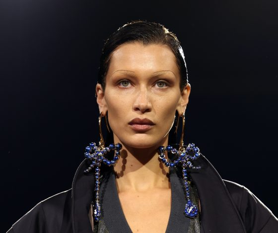 Стрелки в виде рыб, пирсинг на лице и брови-ниточки: самые необычные тренды макияжа с Недели моды в Париже
