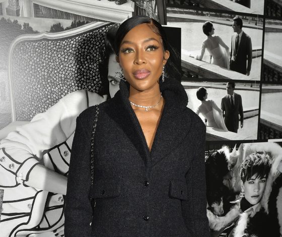 Не тренчами едиными: Наоми Кэмпбелл призывает носить шерстяное пальто на голое тело