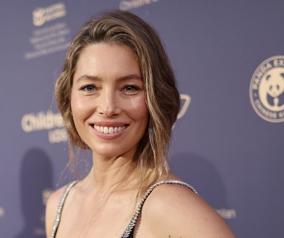 Йети отдыхает: Джессика Бил появилась в самом уродливом платье