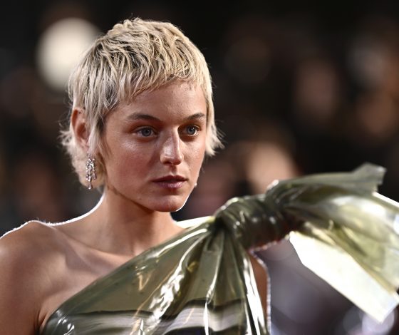 Эмма Коррин предстала в самом спорном платье JW Anderson в виде пакета с золотой рыбкой