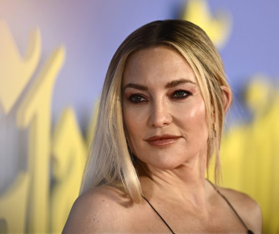 Кейт Хадсон примерила лимонный комплект, усыпанный пайетками