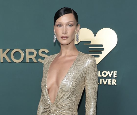 Все то золото, что блестит: Белла Хадид появилась в платье с огромным декольте