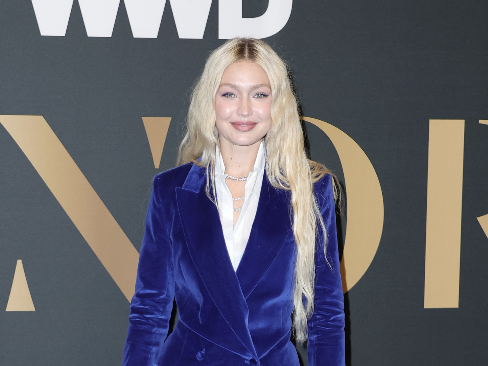 Go over Gwyneth Paltrow: Gigi Hadid is the new queen of velvet suits ...