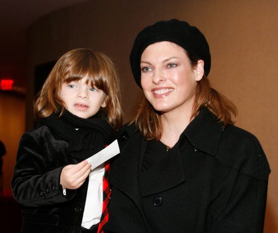 Линда Евангелиста показала редкое фото своего 16-летнего сына