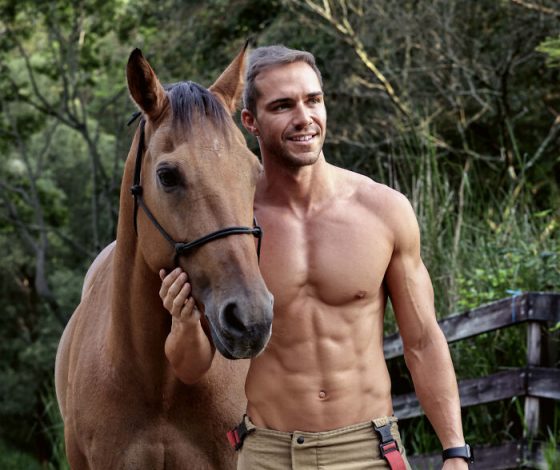 Накал страстей: австралийские пожарные позируют топлес с животными для нового календаря