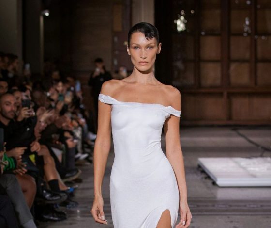 Обнаженную Беллу Хадид одели прямо на подиуме в платье из жидкого хлопка